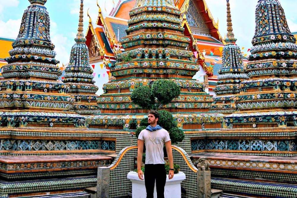 Les touristes prennent des photos au Wat Pho à Bangkok, la capitale de la Thaïlande.